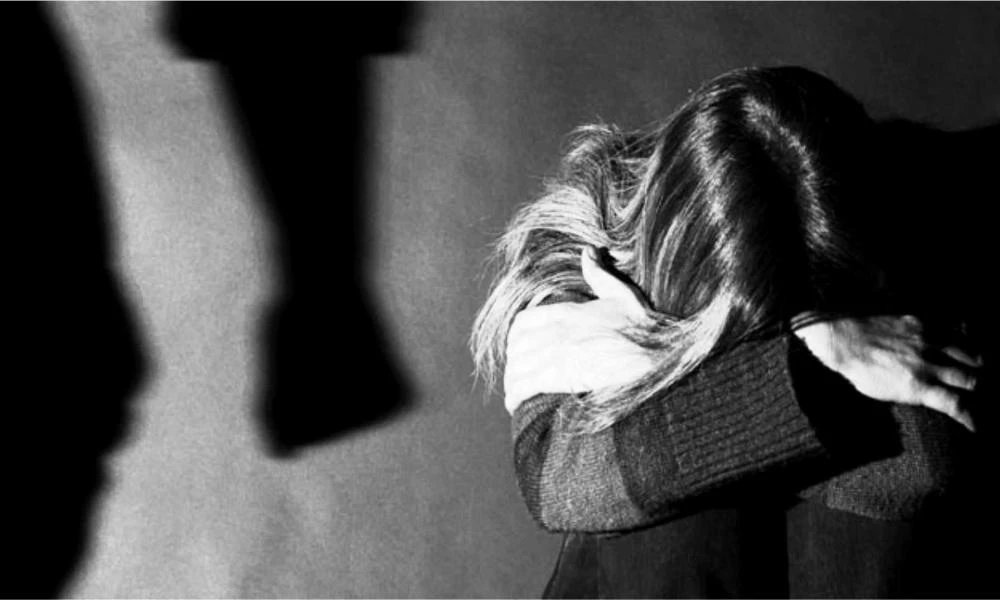Δίωξη για κακούργημα σε βάρος πασίγνωστου ποινικολόγου για τον ξυλοδαρμό της συζύγου